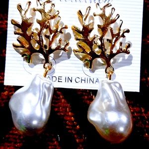 Gorgeous pearl& gold earrings